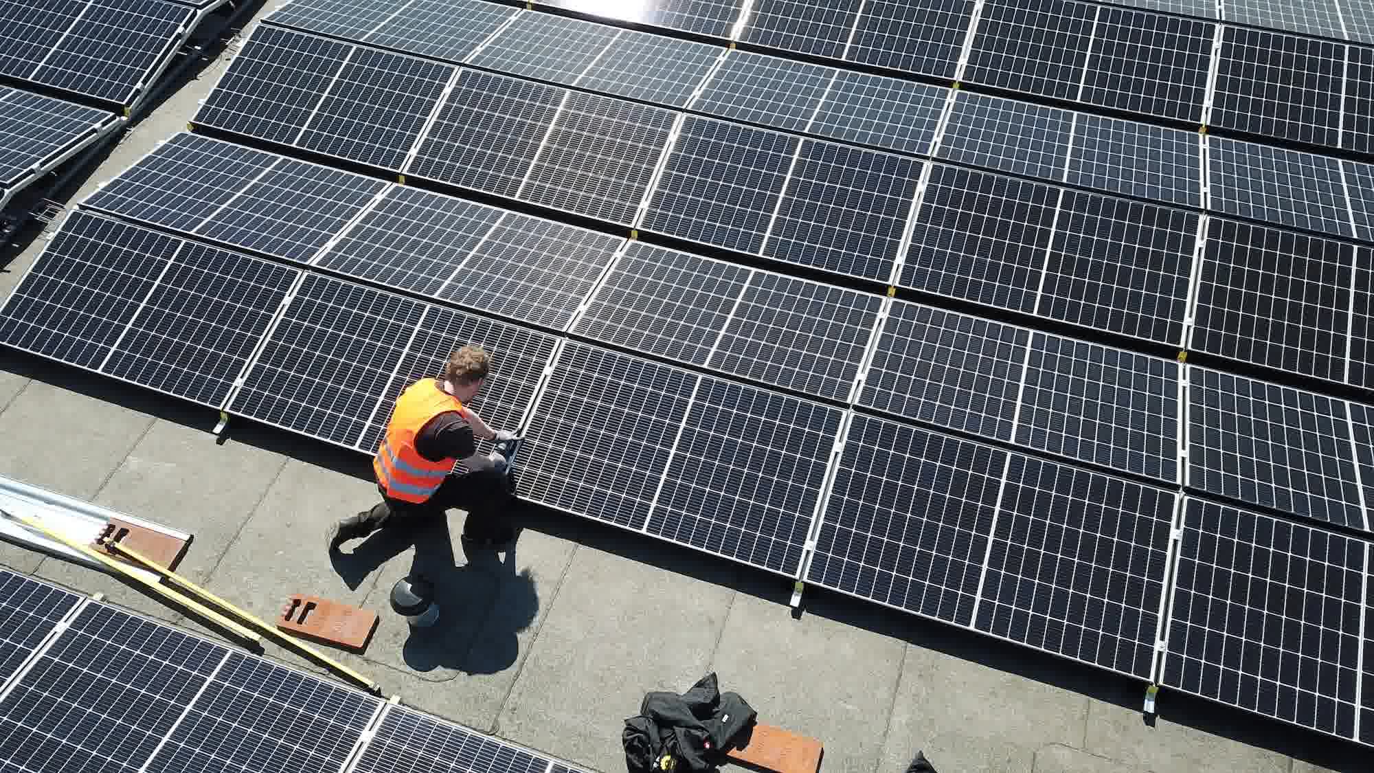 Zonnepanelen op bedrijfsdak