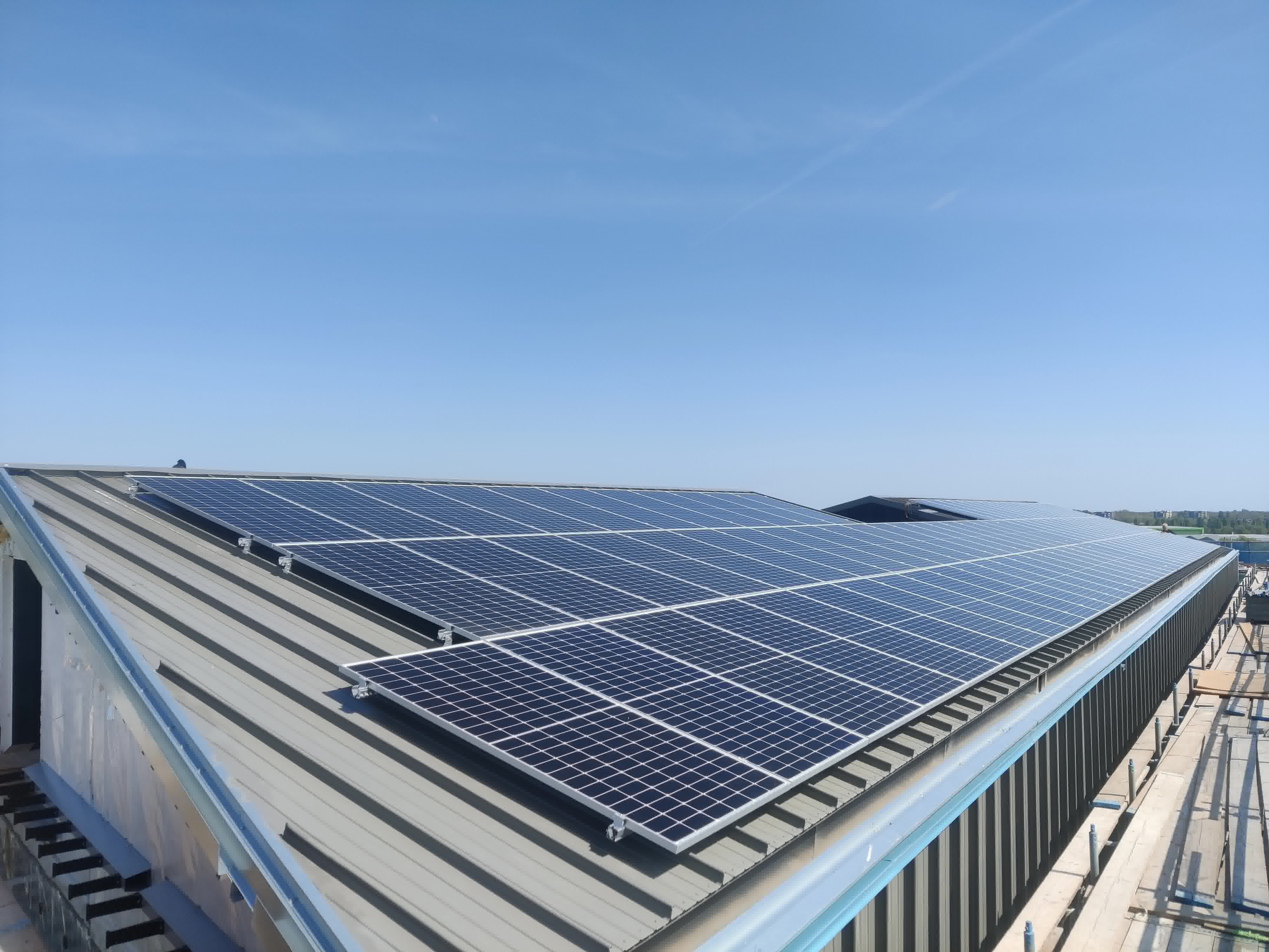 Zonnepanelen op bedrijfsdak